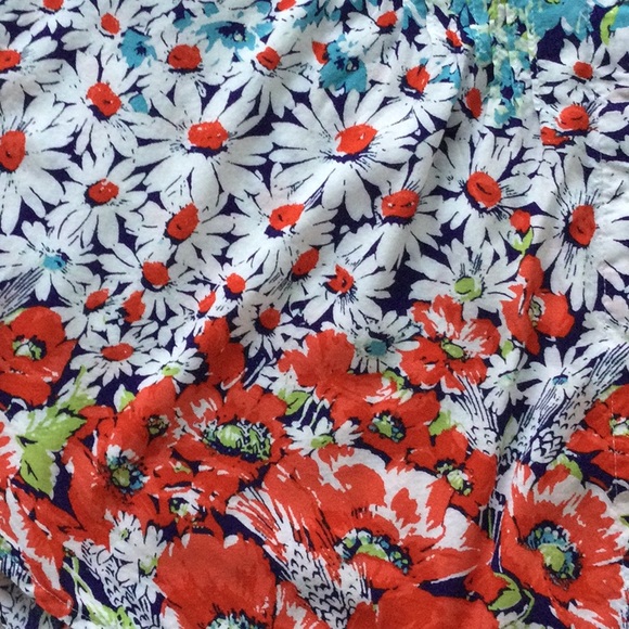 Fun and flowy top - Picture 3 of 7